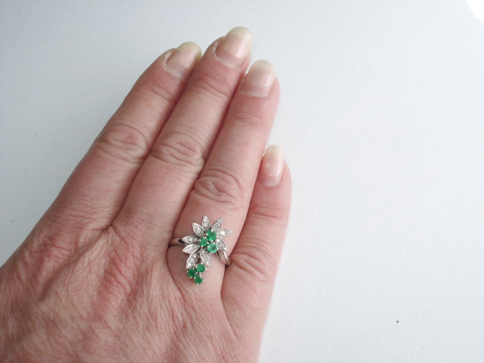 Antieke ringen -  Witgouden ring briljant smaragdjes