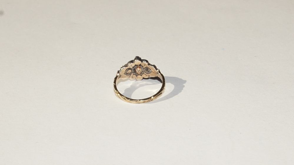 Antieke ringen - Verkocht Gouden ring met diamantjes			
