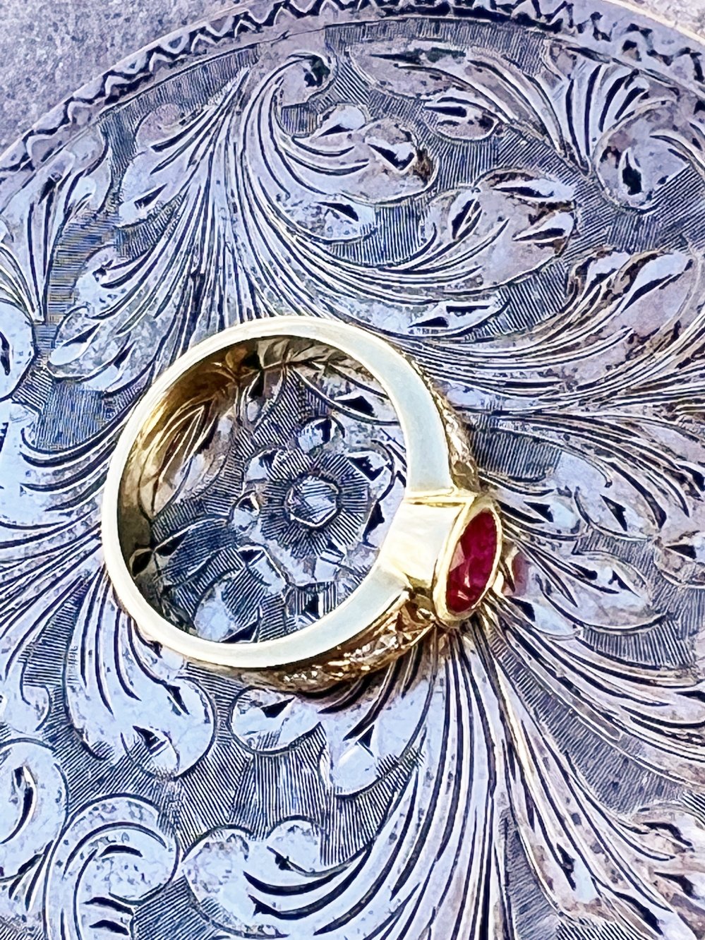 Antieke ringen - Brede geelgouden ring robijn