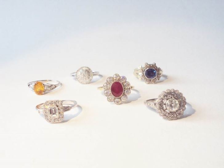 Antieke ring draagbaar en uniek verkrijgbaar bij Anita Potters in de buurt van Scherpenzeel