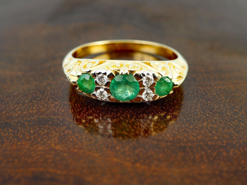 Antieke ringen - Geelgouden rijring smaragd