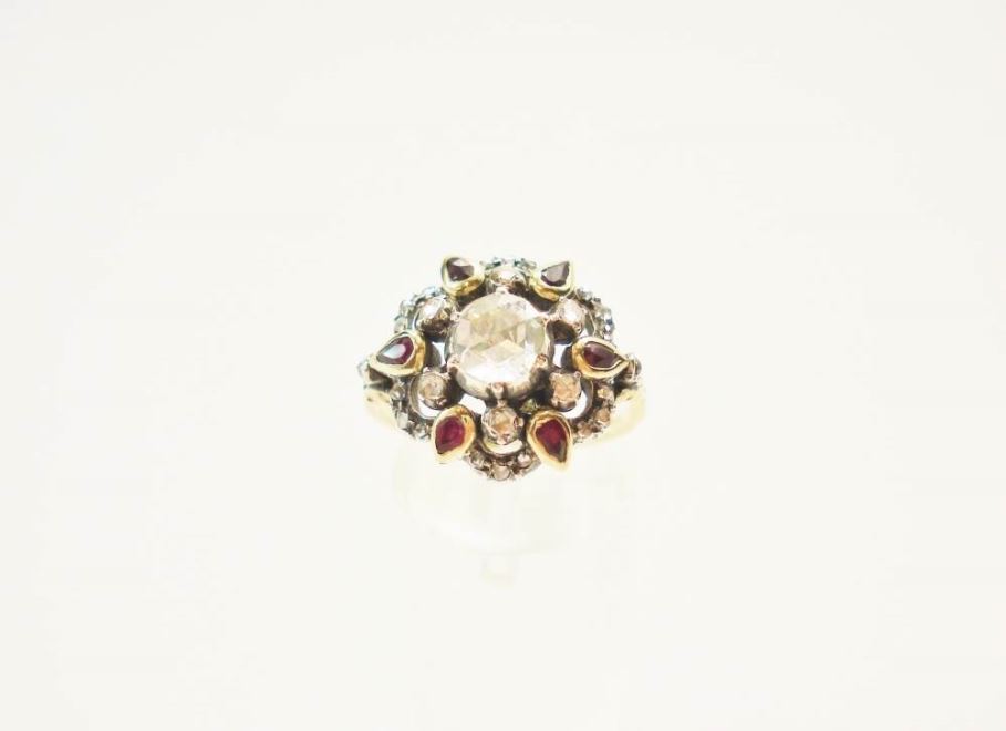 Antieke ringen - Verkocht Geelgouden ring met robijntjes  en roosdiamant.