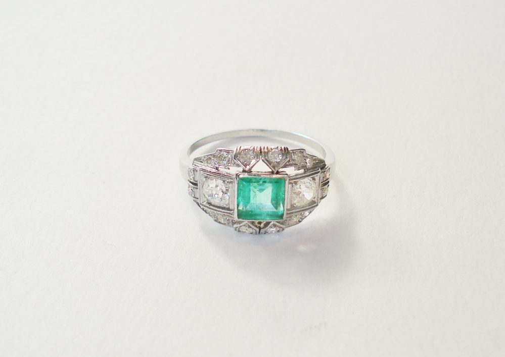 Antieke ringen - Verkocht Platina ring smaragd Art Deco