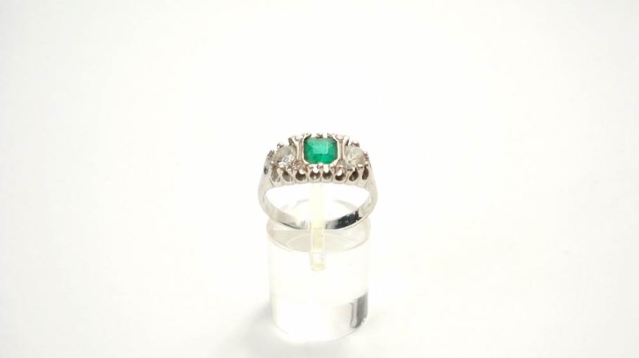 Antieke ringen - Verkocht Witgouden ring met baquette smaragd