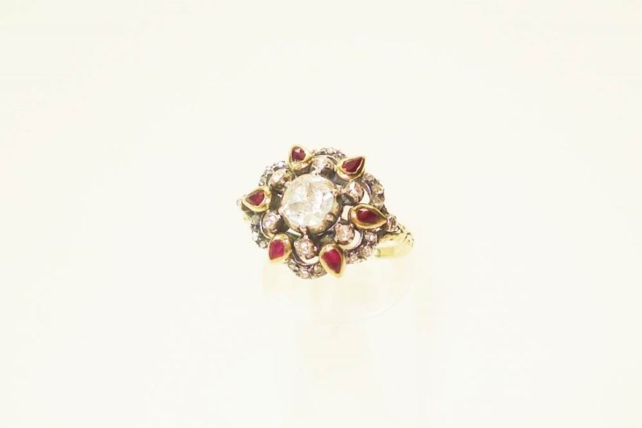 Antieke ringen - Geelgouden ring met robijntjes  en roosdiamant.