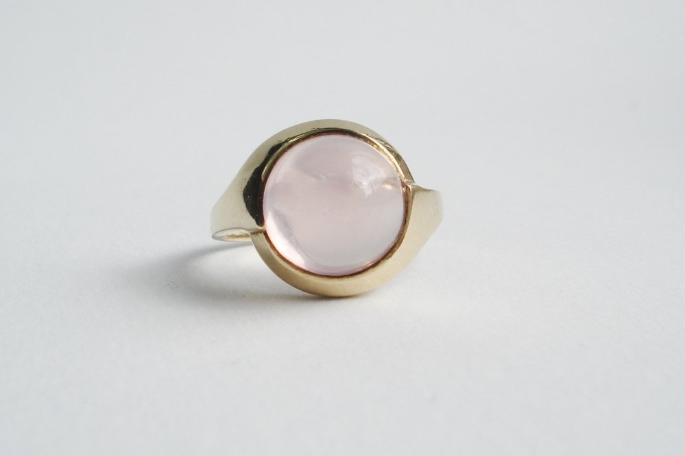 Antieke ringen - Verkocht 80er jaren ring met cabouchon rozenkwarts