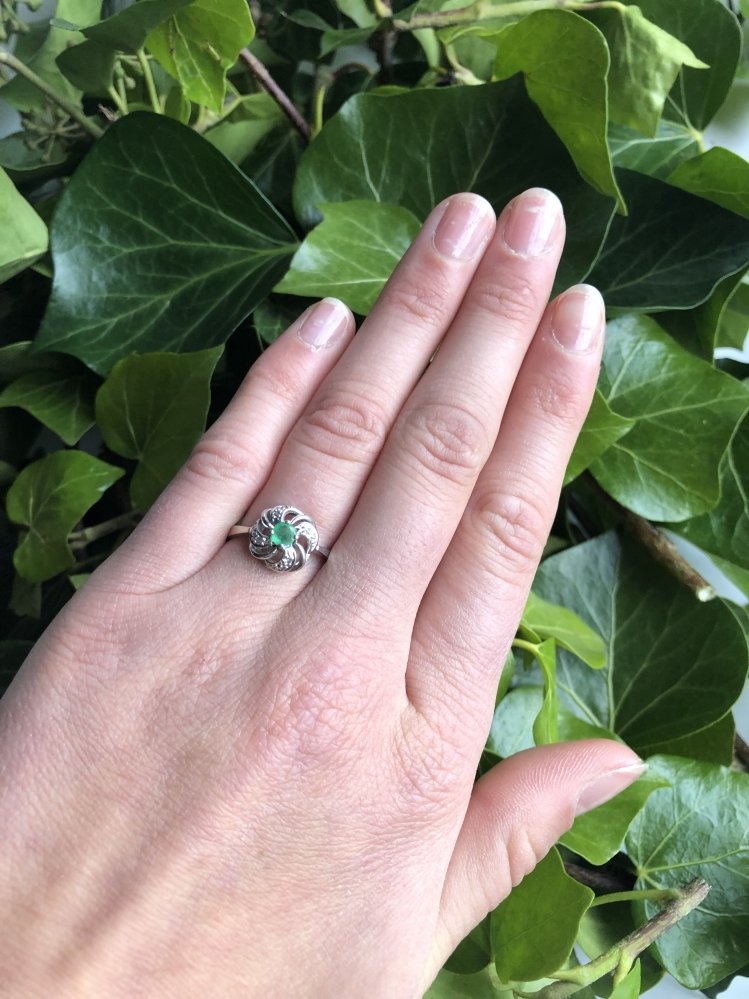 Antieke ringen - Verkocht Witgouden ring smaragd