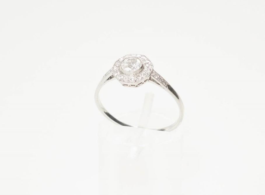 Antieke ringen - Verkocht Witgouden briljant ring in Art Deco stijl.